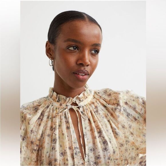 NWT H&M Size M Tie Detail Floral Long Sleeve Ruffle V-Neck Blouse with Smocking - Picture 13 of 15